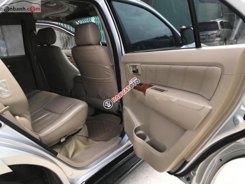 Bán ô tô Toyota Fortuner V 4x2AT năm 2010, màu bạc còn mới giá cạnh tranh-8