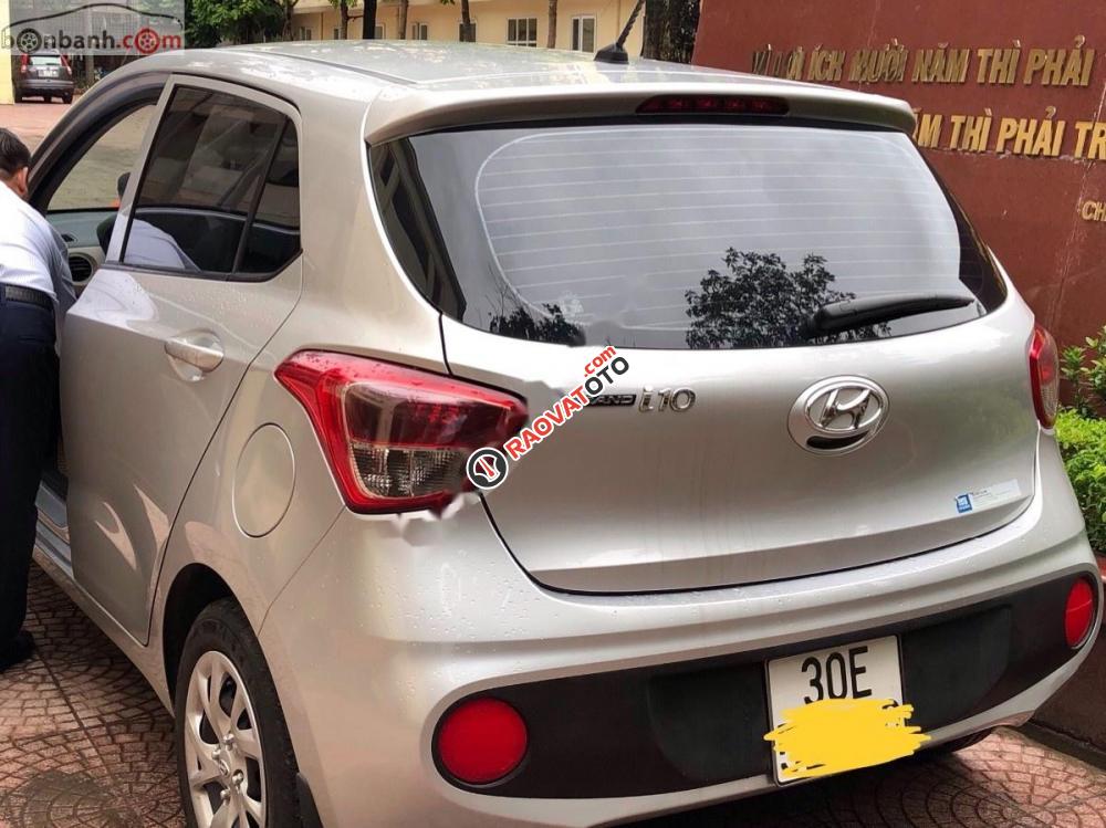 Cần bán xe Hyundai Grand i10 1.0 MT Base 2017, màu bạc, xe nhập chính chủ, giá tốt-3