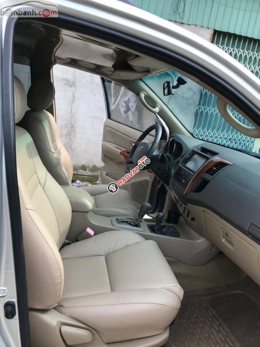 Bán ô tô Toyota Fortuner V 4x2AT năm 2010, màu bạc còn mới giá cạnh tranh-6