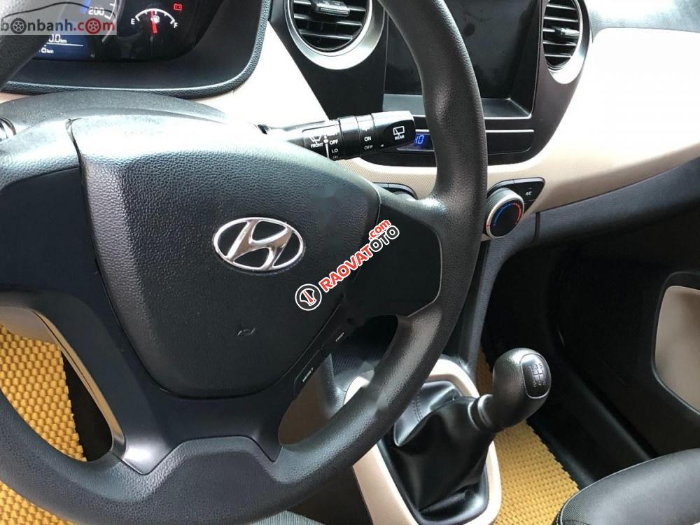 Cần bán xe Hyundai Grand i10 1.0 MT Base 2017, màu bạc, xe nhập chính chủ, giá tốt-2