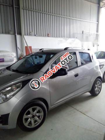 Cần bán Chevrolet Spark 1.2 LT 2012, màu bạc, xe đang chạy tốt-2
