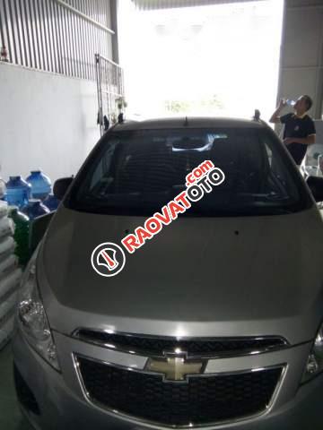 Cần bán Chevrolet Spark 1.2 LT 2012, màu bạc, xe đang chạy tốt-1