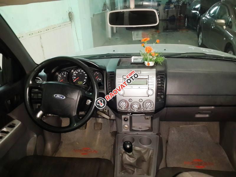 Bán xe Ford Ranger 2010 máy dầu, số sàn, màu bạc-0