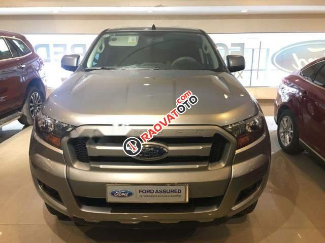 Bán Ford Ranger XLS 4x2 MT màu bạc, chạy mới 21000 km-0