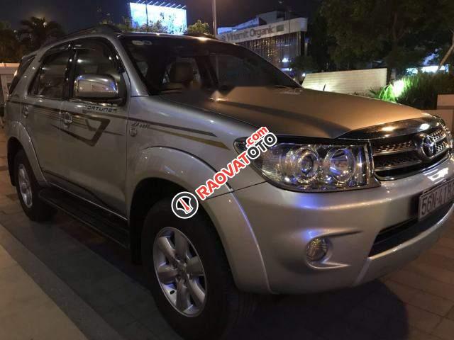 Cần bán xe Toyota Fortuner 4x4 AT sản xuất 2010, màu bạc, xe nhập xe gia đình-1