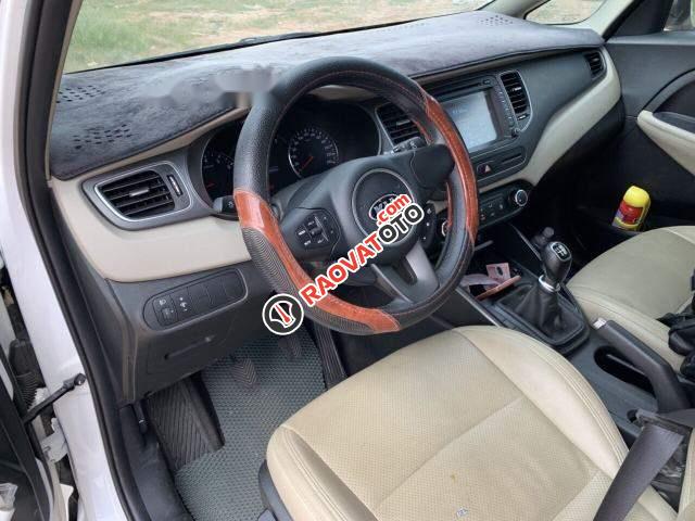 Cần bán gấp Kia Rondo MT đời 2017, màu trắng, xe gia đình sử dụng rất đẹp-3