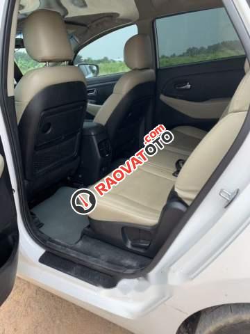 Cần bán gấp Kia Rondo MT đời 2017, màu trắng, xe gia đình sử dụng rất đẹp-4