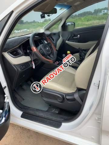 Cần bán gấp Kia Rondo MT đời 2017, màu trắng, xe gia đình sử dụng rất đẹp-2