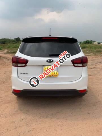 Cần bán gấp Kia Rondo MT đời 2017, màu trắng, xe gia đình sử dụng rất đẹp-1