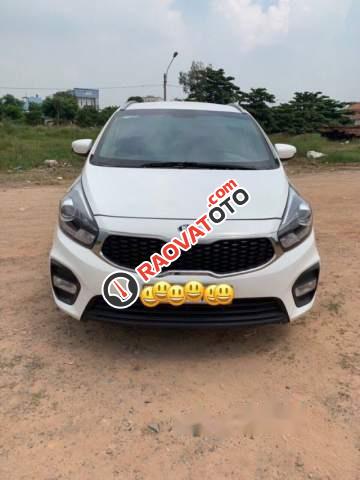 Cần bán gấp Kia Rondo MT đời 2017, màu trắng, xe gia đình sử dụng rất đẹp-0