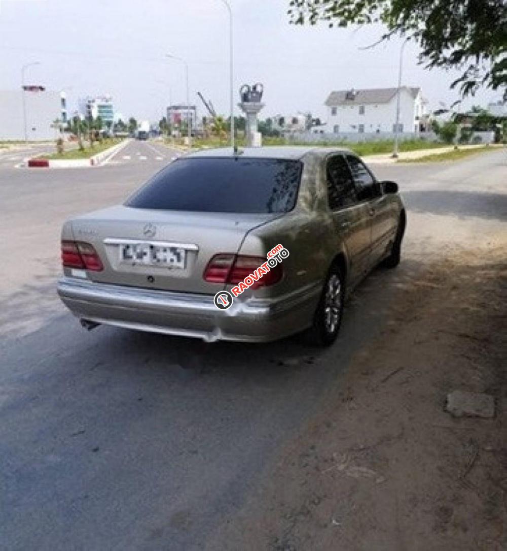 Cần bán xe Mercedes E240 2000 số sàn, giá 205tr-5