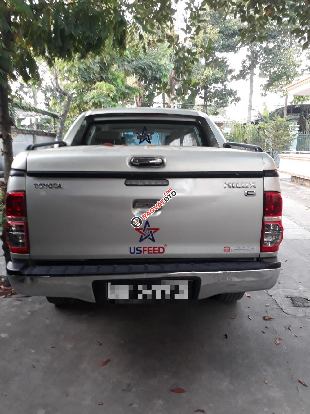 Cần bán xe Toyota Hilux E sản xuất 2014, màu bạc, nhập khẩu-1