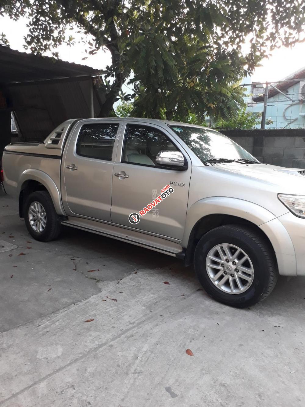 Cần bán xe Toyota Hilux E sản xuất 2014, màu bạc, nhập khẩu-6