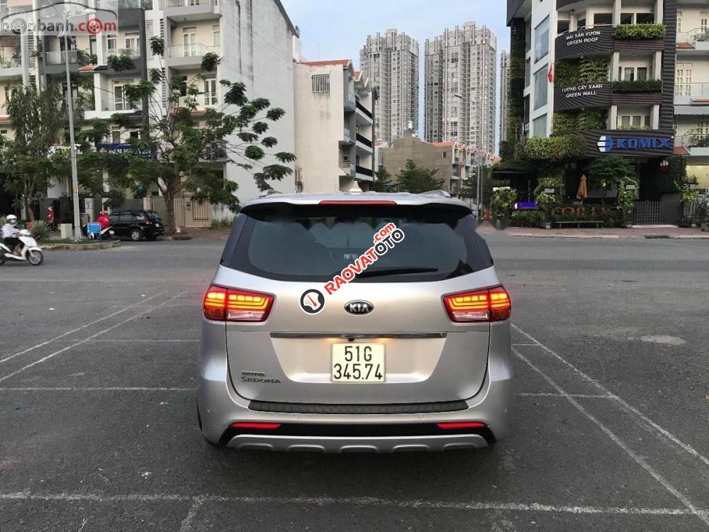 Bán xe Kia Sedona GATH đời 2017, màu bạc, nhập khẩu-2