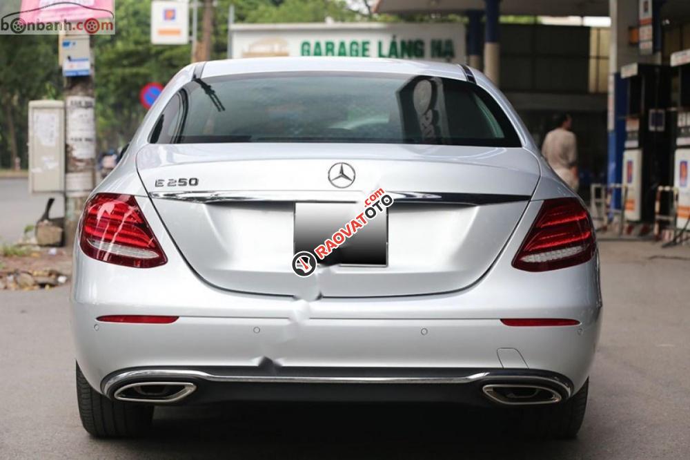 Showroom Sơn Tùng bán Mercedes E250 AMG đời 2016, màu bạc-5