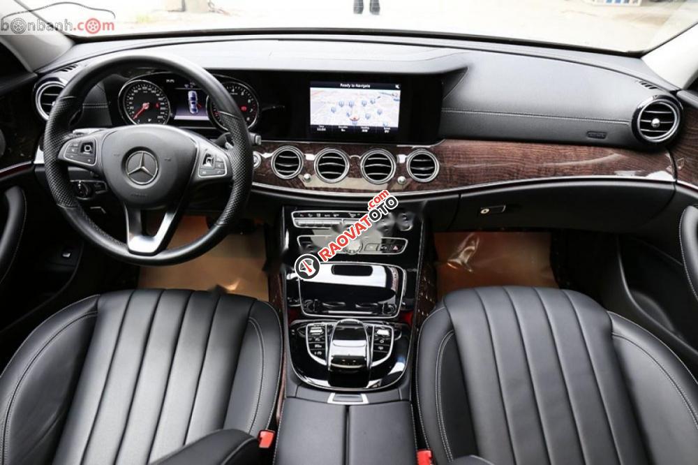 Showroom Sơn Tùng bán Mercedes E250 AMG đời 2016, màu bạc-8