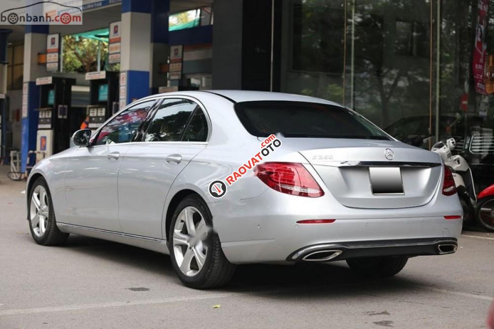 Showroom Sơn Tùng bán Mercedes E250 AMG đời 2016, màu bạc-4