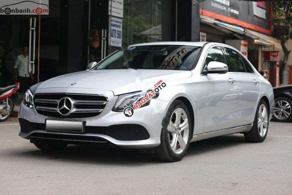 Showroom Sơn Tùng bán Mercedes E250 AMG đời 2016, màu bạc-2