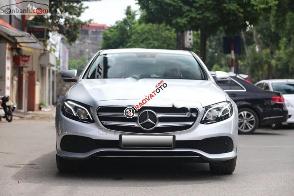 Showroom Sơn Tùng bán Mercedes E250 AMG đời 2016, màu bạc-1