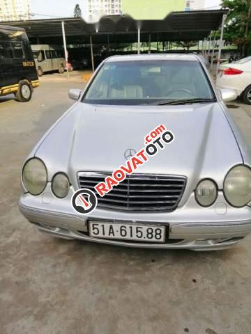 Cần bán Mercedes E240 sản xuất 2001, màu bạc, giá 185tr-0
