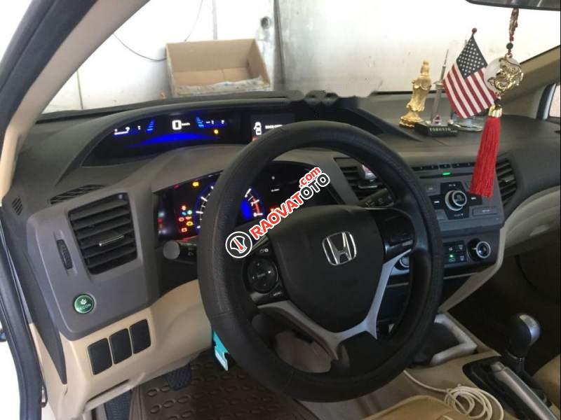 Bán Honda Civic 1.8MT đời 2014, màu trắng xe gia đình-3
