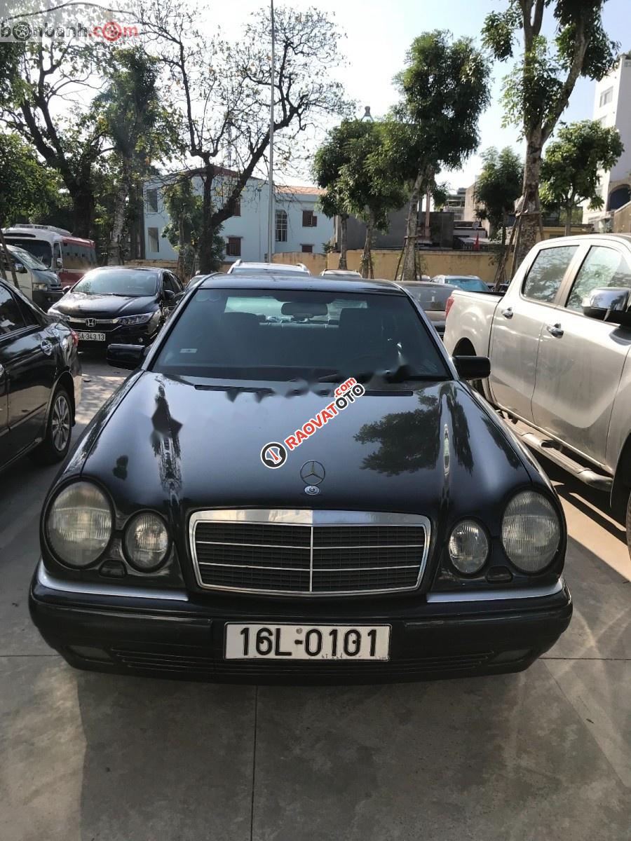 Cần bán xe Mercedes E230 đời 2000, màu đen, xe nhập như mới, giá tốt-1