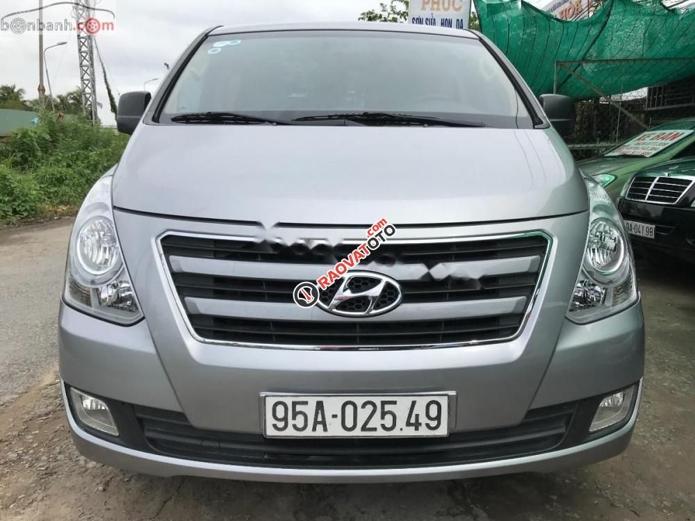 Cần bán xe Hyundai Starex 2.5MT đời 2016, màu bạc, nhập khẩu, giá 800tr-0