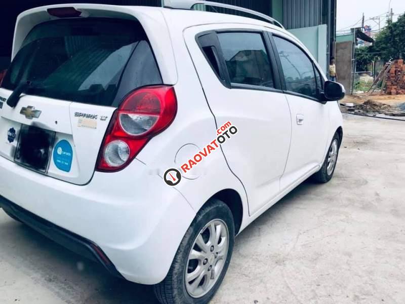 Cần bán Chevrolet Spark LT đời 2015, màu trắng giá cạnh tranh-0