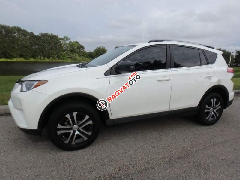 Cần bán lại xe Toyota RAV4 LE đời 2017, màu trắng, xe nhập, số tự động-0