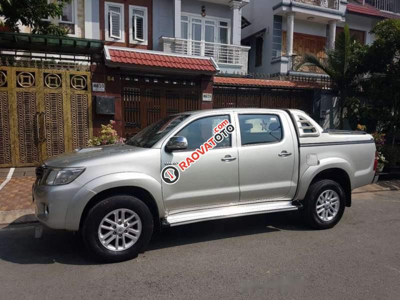 Chính chủ bán Toyota Hilux E 2014, màu bạc-0