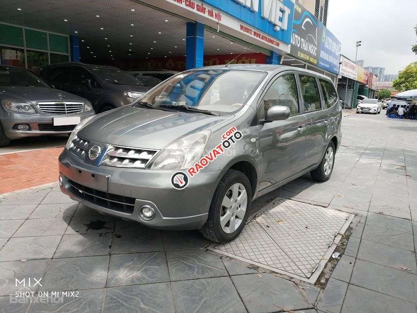 Cần bán xe Nissan Grand Livina 2010, màu xám (ghi), nhập khẩu nguyên chiếc-3