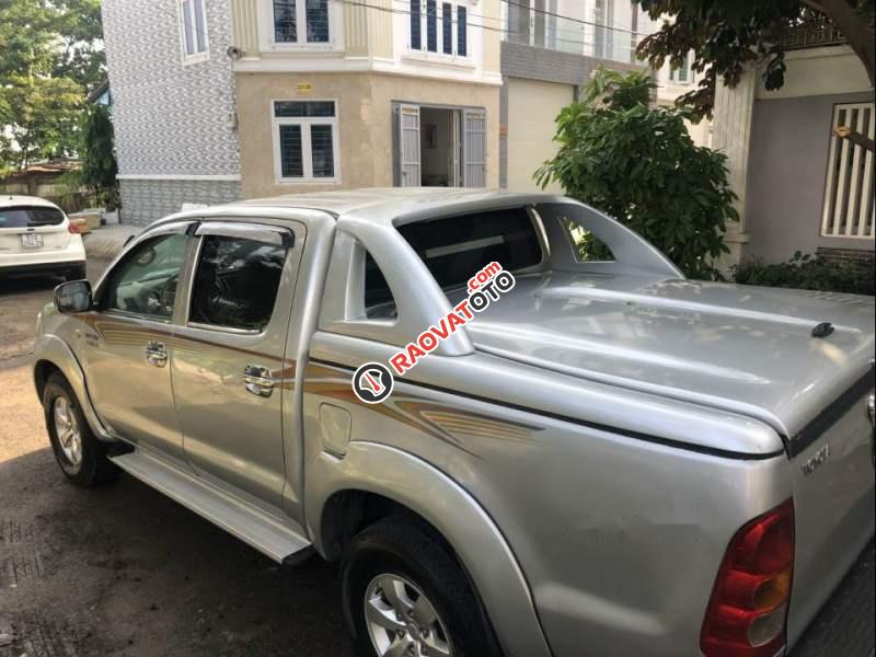 Cần bán xe Toyota Hilux 3.0 G đời 2011, màu bạc-2