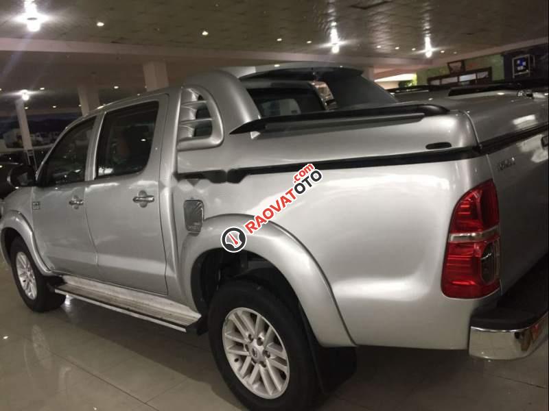 Bán Toyota Hilux MT 2012, màu bạc, xe đẹp xuất sắc-5