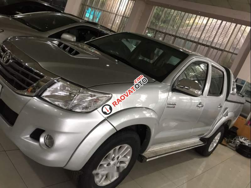 Bán Toyota Hilux MT 2012, màu bạc, xe đẹp xuất sắc-0