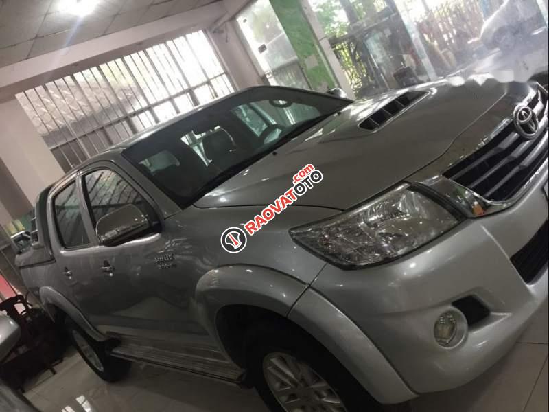 Bán Toyota Hilux MT 2012, màu bạc, xe đẹp xuất sắc-1