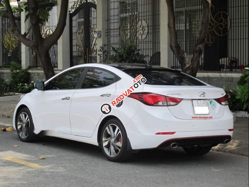 Cần bán Hyundai Elantra 1.8AT 2015 màu trắng, phiên bản full option-1