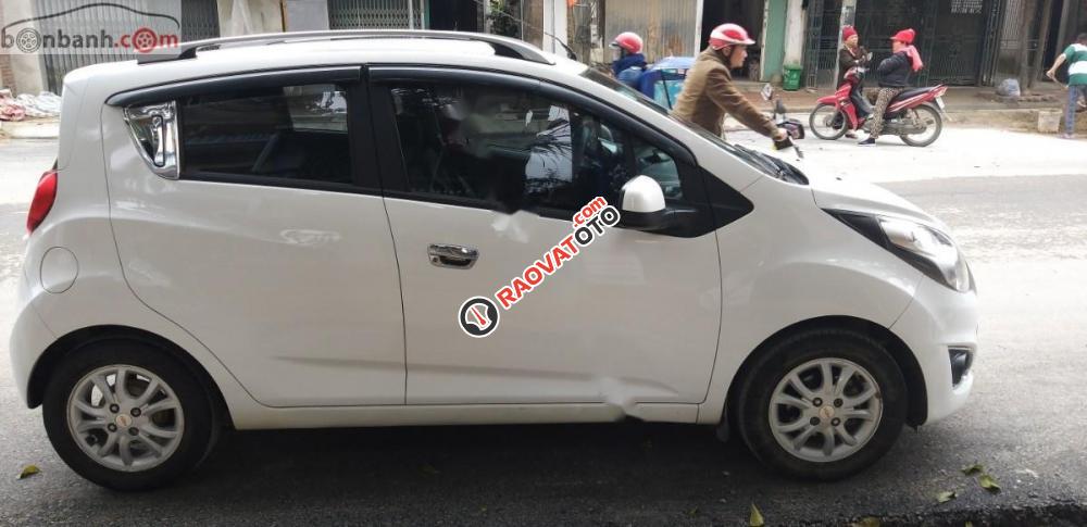 Cần bán Chevrolet Spark LT 1.0 MT 2014, màu trắng chính chủ giá cạnh tranh-1