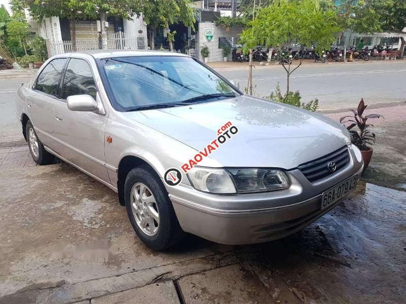 Bán Toyota Camry GLi 2000, màu bạc xe gia đình-2