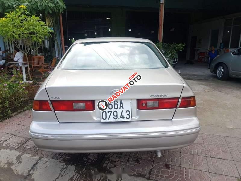 Bán Toyota Camry GLi 2000, màu bạc xe gia đình-1