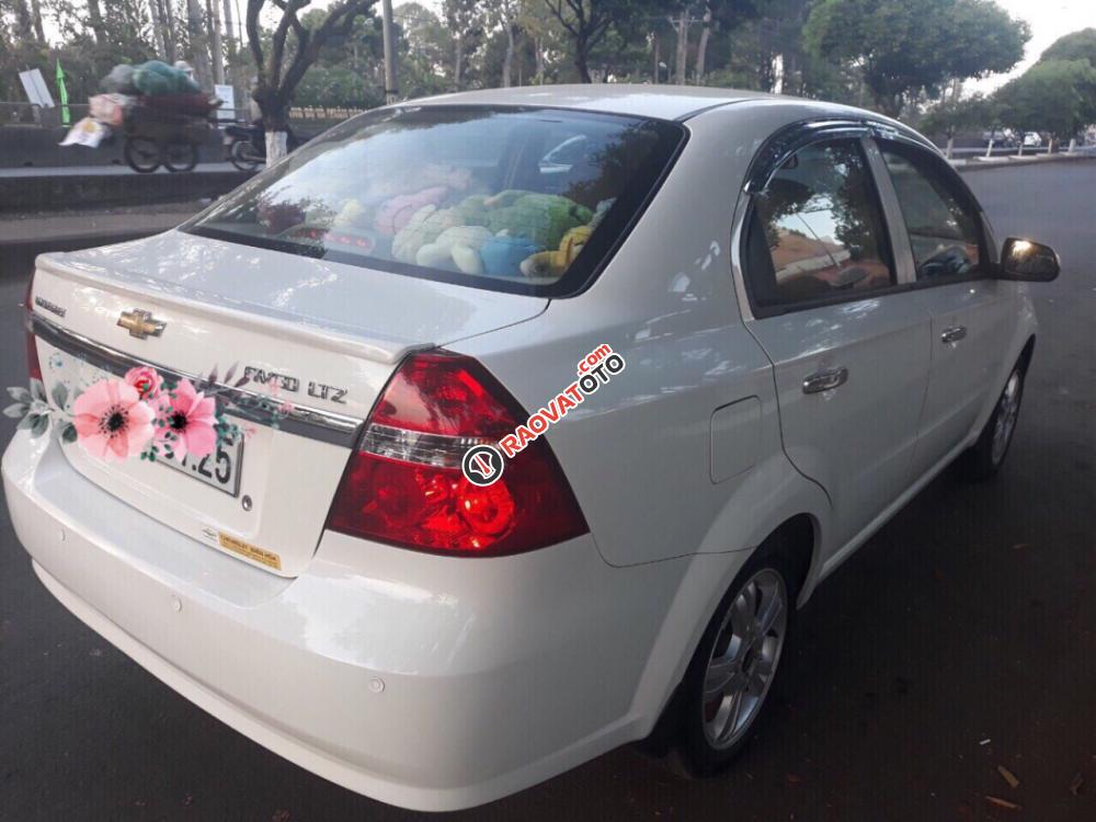 Bán Chevrolet Aveo năm 2014 màu trắng, giá tốt-4