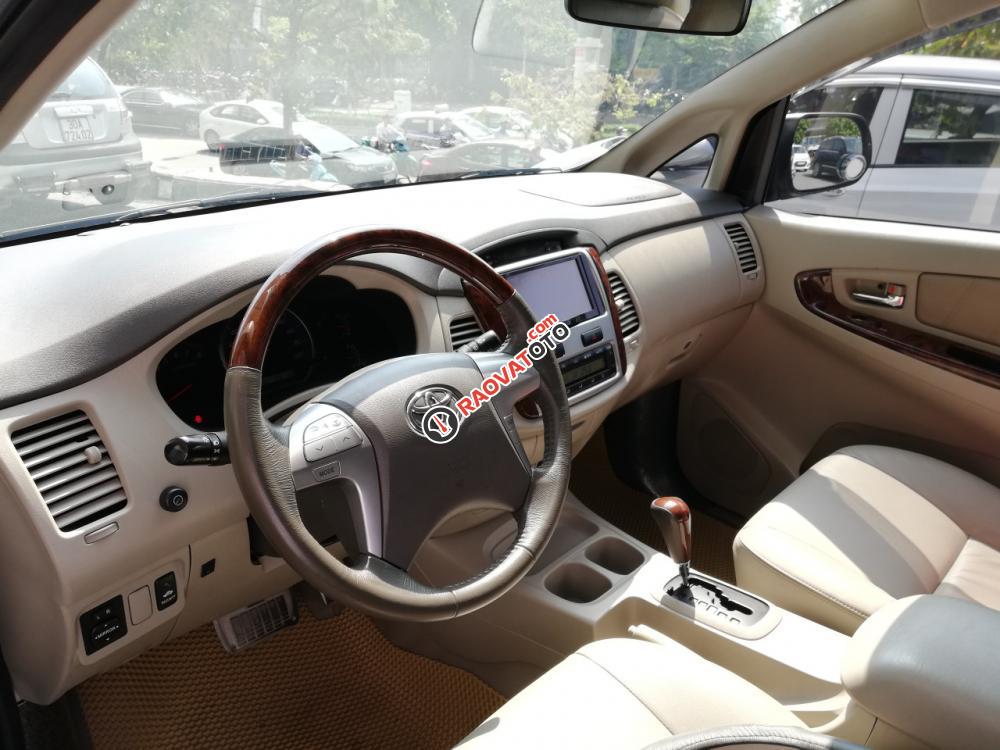 Cần bán Toyota Innova V năm 2014, màu bạc số tự động-1