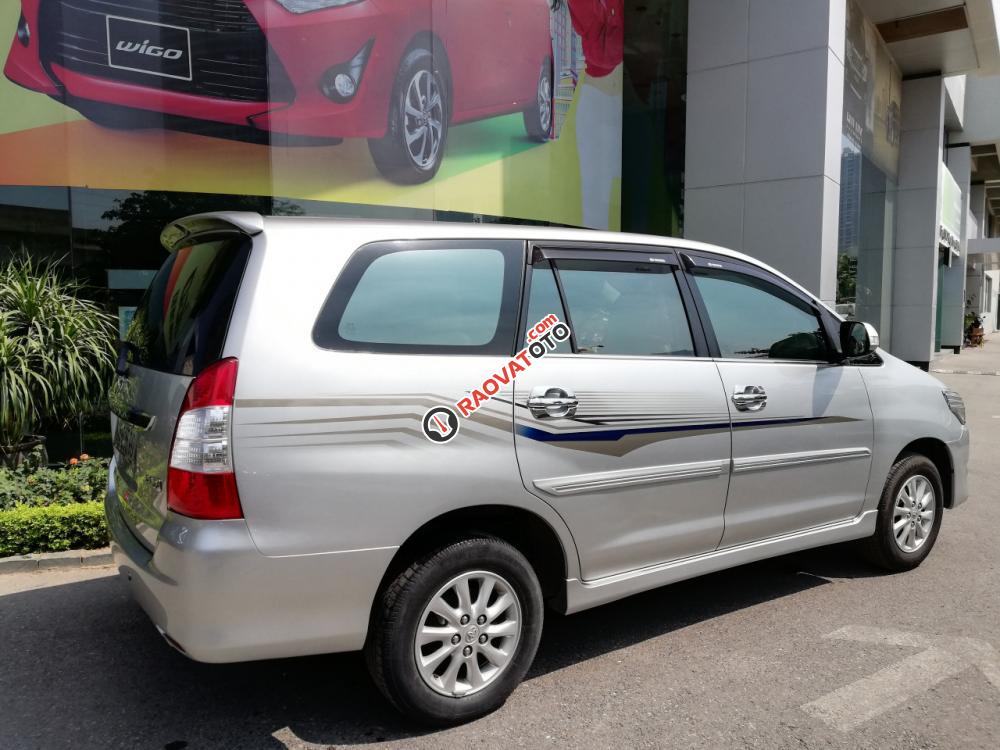 Cần bán Toyota Innova V năm 2014, màu bạc số tự động-0
