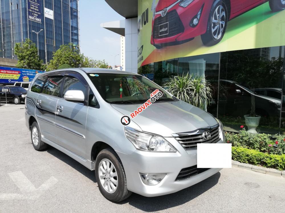Cần bán Toyota Innova V năm 2014, màu bạc số tự động-3