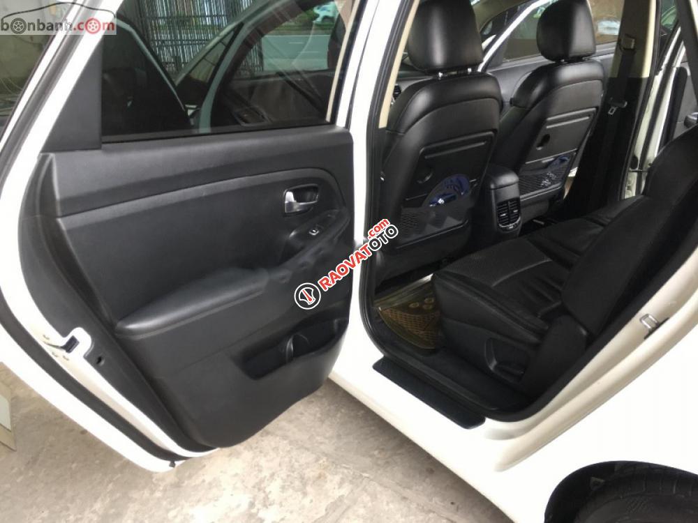 Cần bán Kia Rondo DAT 2015, màu trắng chính chủ, giá tốt-1