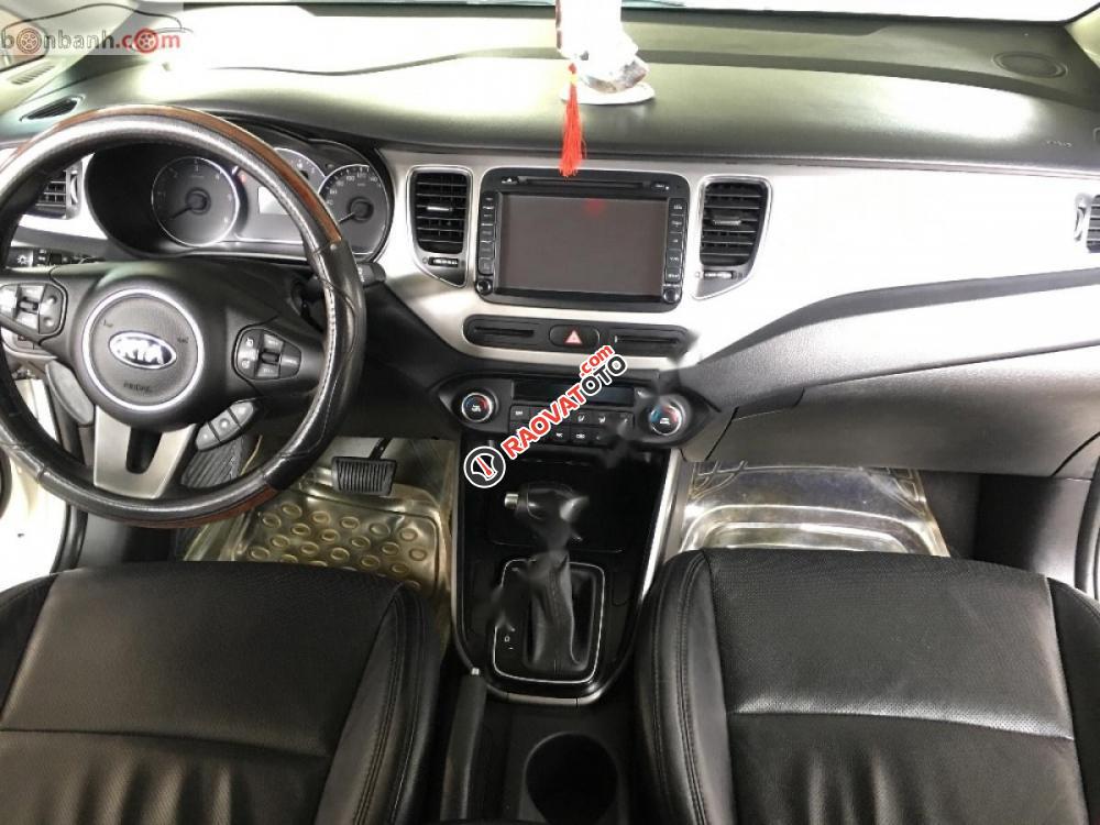 Cần bán Kia Rondo DAT 2015, màu trắng chính chủ, giá tốt-3