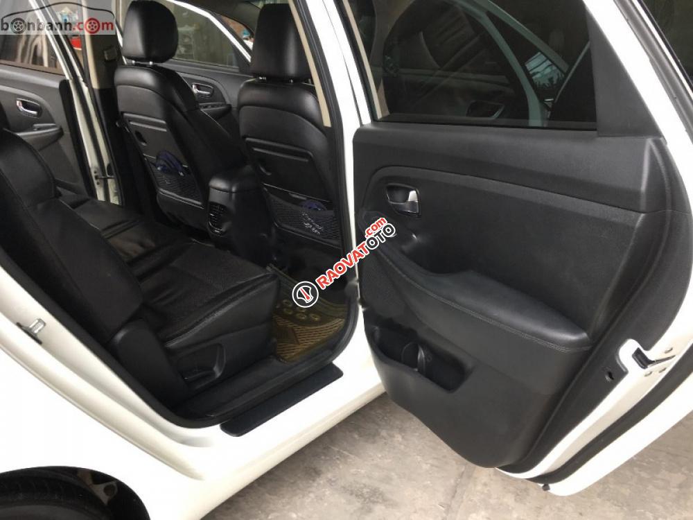 Cần bán Kia Rondo DAT 2015, màu trắng chính chủ, giá tốt-0