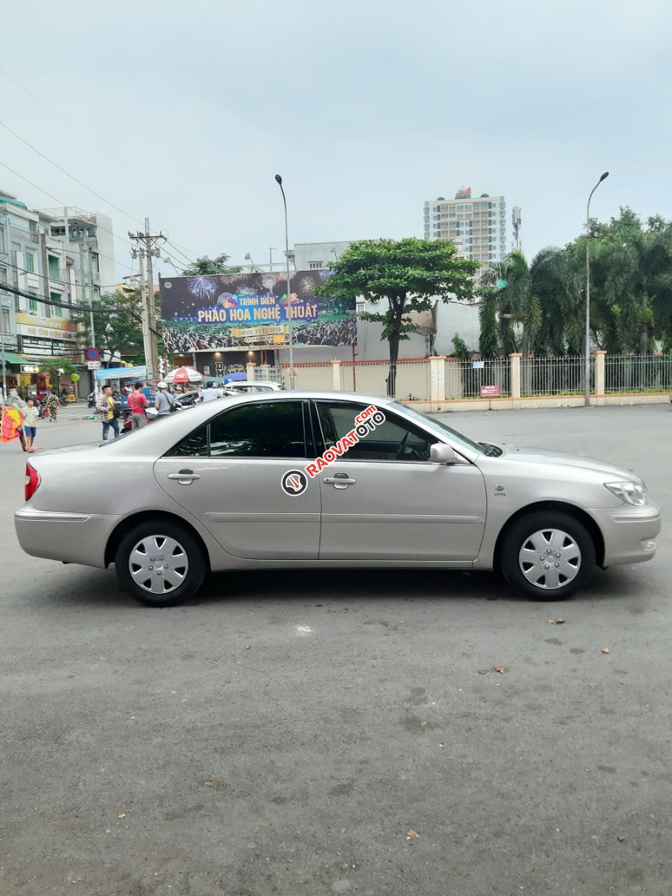 Bán xe Toyota Camry 2.4 model 2003, màu bạc, nhập khẩu còn rất mới, giá 333tr-6