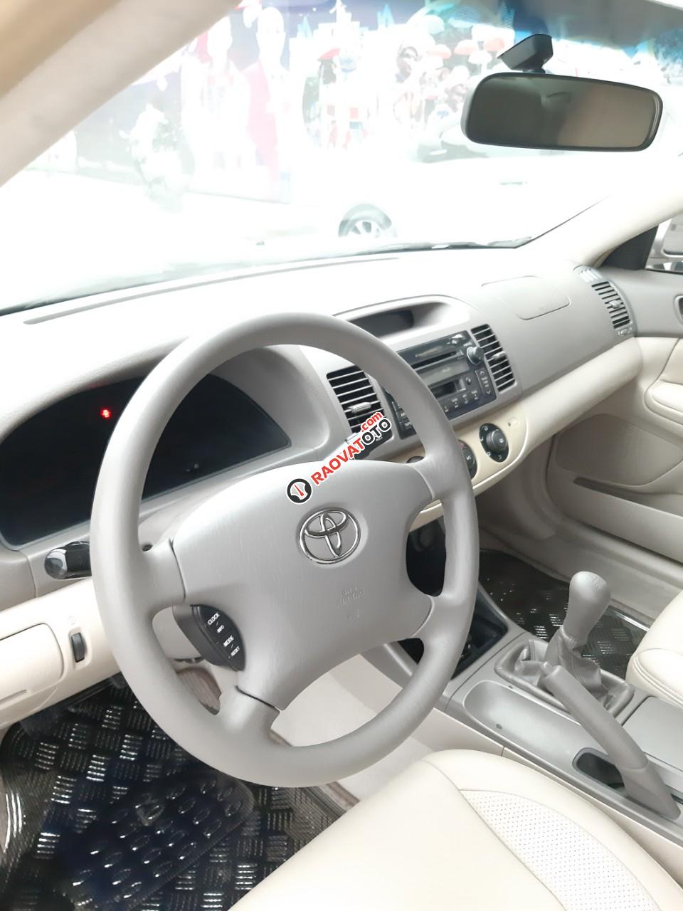 Bán xe Toyota Camry 2.4 model 2003, màu bạc, nhập khẩu còn rất mới, giá 333tr-3
