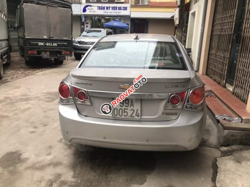 Cần bán gấp Chevrolet Cruze đời 2011, màu bạc-1