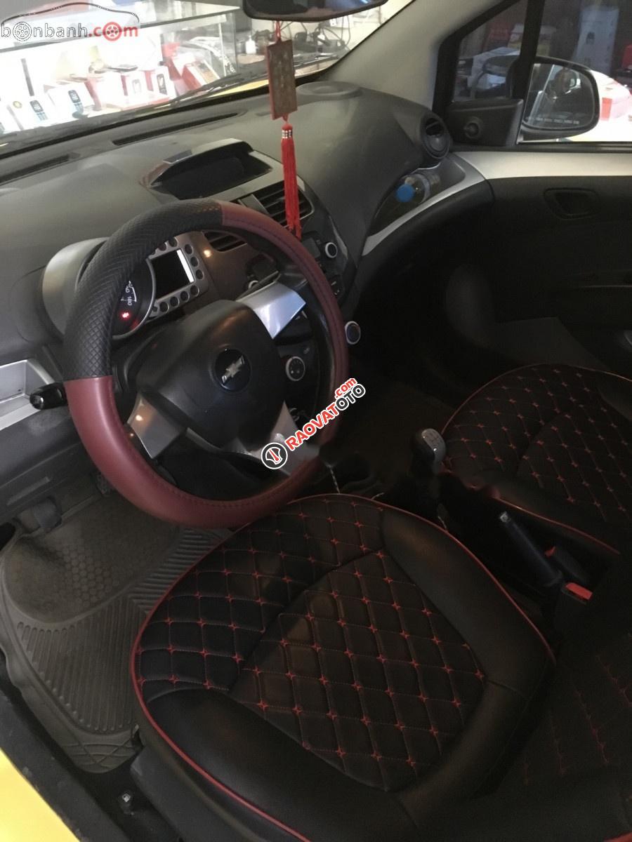 Cần bán Chevrolet Spark LT 1.0 MT năm 2014, màu vàng-3